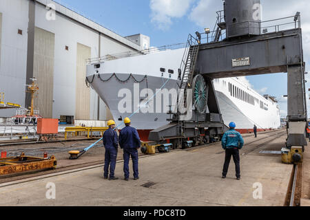 Flensburg, Germania. 03 Maggio, 2018. I lavoratori di FSG-Werft (Flensburger Schiffbau-Gesellschaft mbH & Co. KG) sono in piedi sul cantiere locali. Credito: Markus Scholz/dpa/Alamy Live News Foto Stock