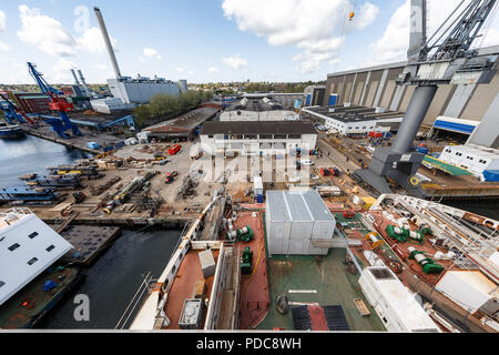 Flensburg, Germania. 03 Maggio, 2018. Vista dei locali di FSG-Werft (Flensburger Schiffbau-Gesellschaft mbH & Co. KG) con l'Flensburg impianto di cogenerazione in background. Credito: Markus Scholz/dpa/Alamy Live News Foto Stock