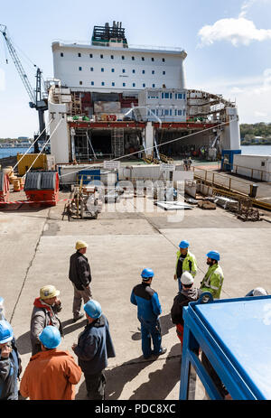 Flensburg, Germania. 03 Maggio, 2018. I lavoratori di FSG-Werft (Flensburger Schiffbau-Gesellschaft mbH & Co. KG) sono in piedi sul cantiere locali. Credito: Markus Scholz/dpa/Alamy Live News Foto Stock