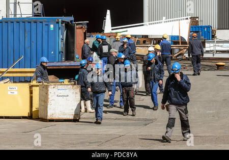 Flensburg, Germania. 03 Maggio, 2018. I lavoratori di FSG-Werft (Flensburger Schiffbau-Gesellschaft mbH & Co. KG) a piedi attraverso il sito del cantiere. Credito: Markus Scholz/dpa/Alamy Live News Foto Stock