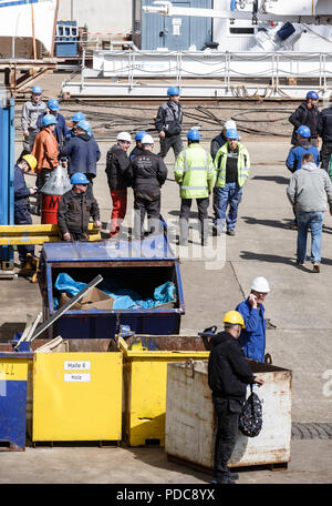 Flensburg, Germania. 03 Maggio, 2018. I lavoratori di FSG-Werft (Flensburger Schiffbau-Gesellschaft mbH & Co. KG) sono in piedi sul cantiere locali. Credito: Markus Scholz/dpa/Alamy Live News Foto Stock