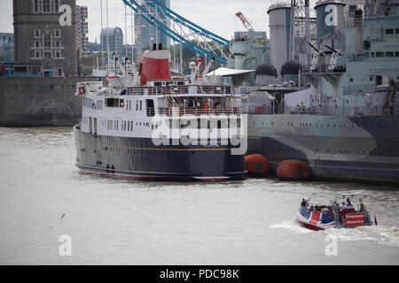 Londra, UK, 8 agosto 2018,Persone godetevi il tempo fresco dal fiume Tamigi a Londra. Il tempo viene fornito come un sollievo per alcune persone dopo i recenti temperature costanti di 30C o oltre. Credito Larby Keith/Alamy Live News Foto Stock