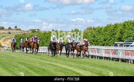 Brighton Regno Unito 8 Agosto 2018 - Lettore pastorale cavalcato da Charlie Bennett (al centro con un pallido tappo blu) mantiene il titolo Home per vincere il Bombardier Brighton Mile Challenge Trophy al Brighton gare Marathonbet festival di corse Marstons Giorno di apertura Credito: Simon Dack/Alamy Live News Foto Stock