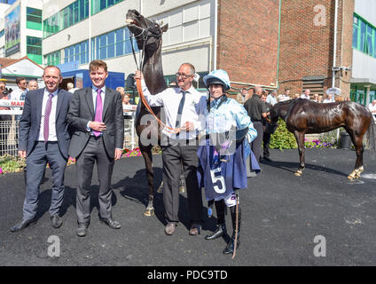 Brighton Regno Unito 8 Agosto 2018 - Lettore pastorale sembra essere ridere dopo essere cavalcato alla vittoria da fantino Charlie Bennett (a destra) il Bombardier Brighton Mile Challenge Trophy al Brighton gare Marathonbet festival di corse Marstons Giorno di apertura Credito: Simon Dack/Alamy Live News Foto Stock