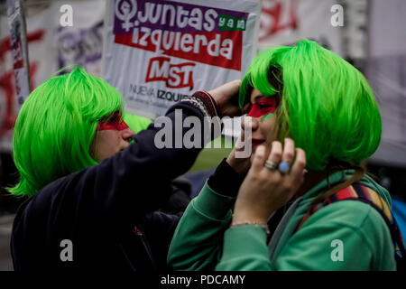 Buenos Aires, Argentina. 08 Ago, 2018. Due donne con verde parrucche prendere parte in un rally di depenalizzare l aborto davanti al palazzo del parlamento. Il 14 giugno 2018, l'Argentina la Camera dei Deputati ha approvato la legalizzazione dell aborto fino alla quattordicesima settimana di gravidanza. Il senato ha ad approvare la riforma oggi (08 agosto 2018). Credito: Pablo Albarenga/dpa/Alamy Live News Foto Stock