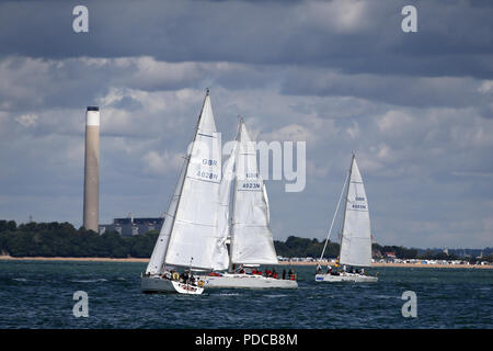 Cowes, Isola di Wight. 8 agosto, 2018. generale scene durante il Lendy Cowes Week regata a vela evento in Cowes, Isle of Wight mercoledì 8 Ago 2018 come concorrenti e spettatori approfittare della bella e soleggiata breezy condizioni. pic da Andrew Orchard/Alamy Live News Foto Stock