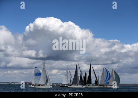 Cowes, Isola di Wight. 8 agosto, 2018. generale scene durante il Lendy Cowes Week regata a vela evento in Cowes, Isle of Wight mercoledì 8 Ago 2018 come concorrenti e spettatori approfittare della bella e soleggiata breezy condizioni. pic da Andrew Orchard/Alamy Live News Foto Stock