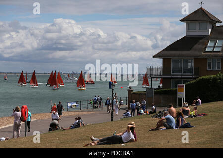 Cowes, Isola di Wight. 8 agosto, 2018. generale scene durante il Lendy Cowes Week regata a vela evento in Cowes, Isle of Wight mercoledì 8 Ago 2018 come concorrenti e spettatori approfittare della bella e soleggiata breezy condizioni. pic da Andrew Orchard/Alamy Live News Foto Stock