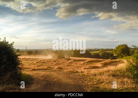 Underwood, Nottinghamshire, Regno Unito: 08 agosto 2018: Dopo settimane di cielo azzurro drammatico nuvole temporalesche su oltre i campi di raccolta del Nottinghamshire campagna. Credito: Ian Francesco/Alamy Live News Foto Stock