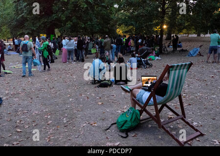 Londra, Regno Unito. 8 agosto 2018. Centinaia di aborto legale sostenitori raccogliere in St James Park mentre i senatori argentino discussione legge sull aborto. Londra, 8 agosto 2018. Noemi Gago Credito: Noemi Gago/Alamy Live News Foto Stock