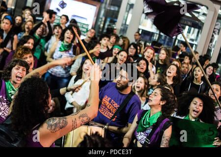 SÃO PAULO, SP - 08.08.2018: ATO PELA LEGALIZAÇÃO FARE ABORTO - manifestanti fare un atto a sostegno della depenalizzazione dell aborto in Argentina, che è votato oggi in Argentina congresso. Gli attivisti si riuniscono di fronte al consolato, situato in Av. Paulista, in São Paulo-SP. (Foto: Kaio Lakaio/Fotoarena) Foto Stock