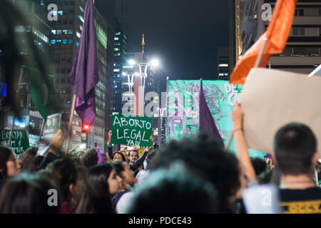 SÃO PAULO, SP - 08.08.2018: ATO PELA LEGALIZAÇÃO FARE ABORTO - manifestanti fare un atto a sostegno della depenalizzazione dell aborto in Argentina, che è votato oggi in Argentina congresso. Gli attivisti si riuniscono di fronte al consolato, situato in Av. Paulista, in São Paulo-SP. (Foto: Kaio Lakaio/Fotoarena) Foto Stock