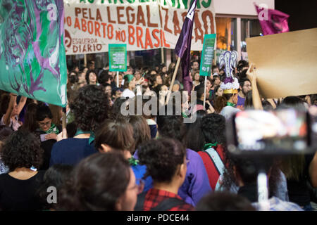 SÃO PAULO, SP - 08.08.2018: ATO PELA LEGALIZAÇÃO FARE ABORTO - manifestanti fare un atto a sostegno della depenalizzazione dell aborto in Argentina, che è votato oggi in Argentina congresso. Gli attivisti si riuniscono di fronte al consolato, situato in Av. Paulista, in São Paulo-SP. (Foto: Kaio Lakaio/Fotoarena) Foto Stock