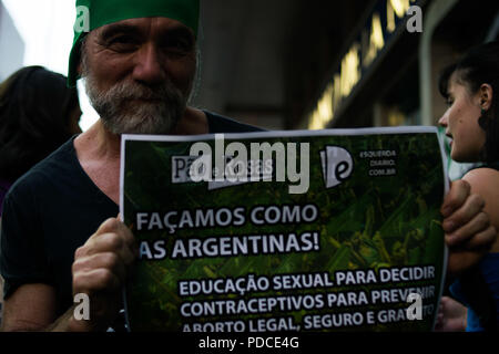 SÃO PAULO, SP - 08.08.2018: ATO PELA LEGALIZAÇÃO FARE ABORTO - manifestanti fare un atto a sostegno della depenalizzazione dell aborto in Argentina, che è votato oggi in Argentina congresso. Gli attivisti si riuniscono di fronte al consolato, situato in Av. Paulista, in São Paulo-SP. (Foto: Kaio Lakaio/Fotoarena) Foto Stock