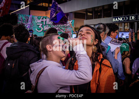 SÃO PAULO, SP - 08.08.2018: ATO PELA LEGALIZAÇÃO FARE ABORTO - manifestanti fare un atto a sostegno della depenalizzazione dell aborto in Argentina, che è votato oggi in Argentina congresso. Gli attivisti si riuniscono di fronte al consolato, situato in Av. Paulista, in São Paulo-SP. (Foto: Dan Costa/Fotoarena) Foto Stock