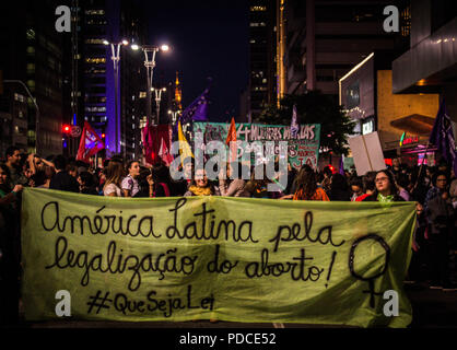 SÃO PAULO, SP - 08.08.2018: ATO PELA LEGALIZAÇÃO FARE ABORTO - manifestanti fare un atto a sostegno della depenalizzazione dell aborto in Argentina, che è votato oggi in Argentina congresso. Gli attivisti si riuniscono di fronte al consolato, situato in Av. Paulista, in São Paulo-SP. (Foto: Dan Costa/Fotoarena) Foto Stock