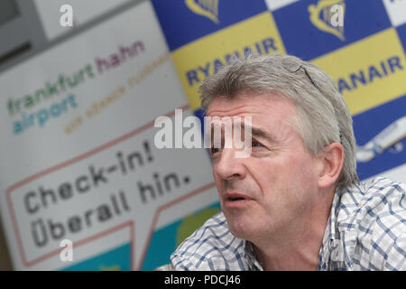 Hahn, Germania. Undicesimo Dec, 2012. Michael O'Leary, CEO della Irish compagnia aerea a basso costo Ryanair, risponde alle domande durante una conferenza stampa presso l'aeroporto di Hahn, Germania, 11 dicembre 2012. Ryanair vuole aprire tre nuovi collegamenti da Francoforte Hahn a Korfu, Riejka e cisterna. La compagnia aerea epexcts un totale di 2,5 milioni di passeggeri nel 2013 su 54 diversi itinerari. Credito: Thomas Frey | in tutto il mondo di utilizzo/dpa/Alamy Live News Foto Stock