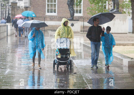 Londra REGNO UNITO. Il 9 agosto 2018. Pedoni indossando poncho si ripara dalla pioggia in Whitehall in un giorno di pioggia come le piogge arrivano a rompere il caldo e la canicola estiva Credito: amer ghazzal/Alamy Live News Foto Stock