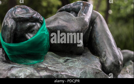 Città del Messico. 08 Ago, 2018. Una statua reca un simbolo verde di sostenitori della depenalizzazione dell aborto. A Città del Messico ha trovato rally per e contro l aborto. Lo stesso giorno il Senato in Argentina ha votato su una riforma della legge sull aborto. Credito: Gerardo Vieyra/dpa/Alamy Live News Foto Stock