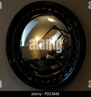 Stamford, Lincolnshire, Regno Unito. Il 9 agosto, 2018. Il 9 agosto 2018. Rider interviste riflessa in uno specchio durante l'Anteprima Media Day 2018 Land Rover Burghley Horse Trials , Stamford, Regno Unito. Jonathan Clarke/Alamy Live News Foto Stock