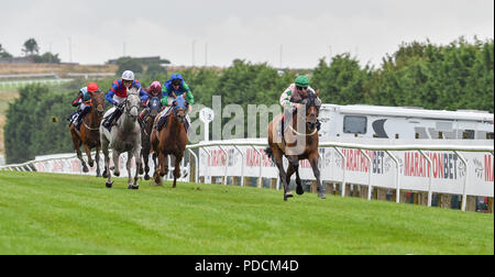 Brighton, Regno Unito. Il 9 agosto, 2018. Seaforth(a destra) cavalcato da Kieran O'Neill vince il FMI motore indipendente fattori Handicap Vendita di partecipazioni alla Brighton gare Marathonbet Festival estivo di Racing Ladies giorno incontro oggi Credito: Simon Dack/Alamy Live News Foto Stock