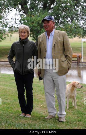 Stamford, Lincolnshire, Regno Unito. Il 9 agosto, 2018. Il 9 agosto 2018. Il capitano Mark Phillips e Elizabeth Inman all'allevamento di trote complesso durante il 2018 Land Rover Burghley Horse Trials Anteprima Media giorno, Stamford, Regno Unito. Jonathan Clarke/Alamy Live News Foto Stock