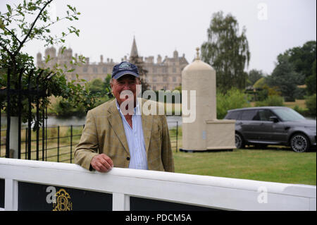 Stamford, Lincolnshire, Regno Unito. Il 9 agosto, 2018. Il 9 agosto 2018. Il capitano Mark Phillips pone di fronte Burghley House durante il 2018 Land Rover Burghley Horse Trials Anteprima Media giorno, Stamford, Regno Unito. Jonathan Clarke/Alamy Live News Foto Stock