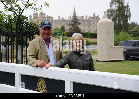Stamford, Lincolnshire, Regno Unito. Il 9 agosto, 2018. Il 9 agosto 2018. Il capitano Mark Phillips e Elizabeth Inman pongono di fronte Burghley House durante il 2018 Land Rover Burghley Horse Trials Anteprima Media giorno, Stamford, Regno Unito. Jonathan Clarke/Alamy Live News Foto Stock