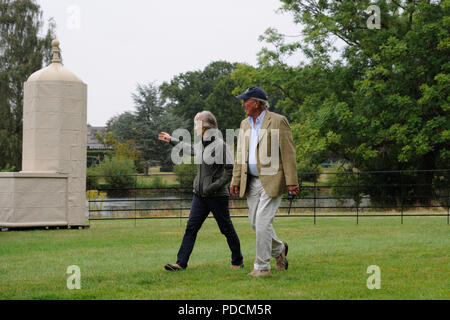 Stamford, Lincolnshire, Regno Unito. Il 9 agosto, 2018. Il 9 agosto 2018. Il capitano Mark Phillips e Elizabeth Inman discutere il corso durante il 2018 Land Rover Burghley Horse Trials Anteprima Media giorno, Stamford, Regno Unito. Jonathan Clarke/Alamy Live News Foto Stock