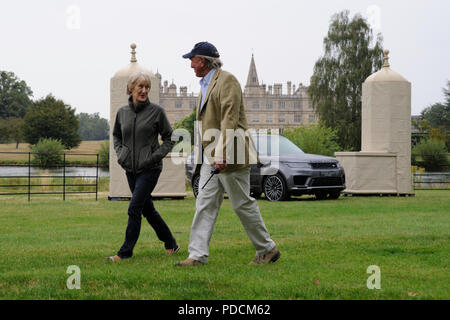 Stamford, Lincolnshire, Regno Unito. Il 9 agosto, 2018. Il 9 agosto 2018. Il capitano Mark Phillips e Elizabeth Inman discutere il corso durante il 2018 Land Rover Burghley Horse Trials Anteprima Media giorno, Stamford, Regno Unito. Jonathan Clarke/Alamy Live News Foto Stock