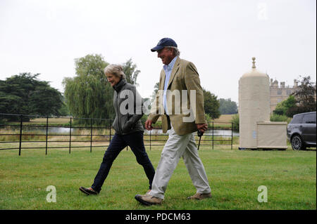 Stamford, Lincolnshire, Regno Unito. Il 9 agosto, 2018. Il 9 agosto 2018. Il capitano Mark Phillips e Elizabeth Inman discutere il corso durante il 2018 Land Rover Burghley Horse Trials Anteprima Media giorno, Stamford, Regno Unito. Jonathan Clarke/Alamy Live News Foto Stock
