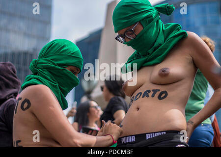 Città del Messico. 08 Ago, 2018. Due donne che indossano copricapi verde, un simbolo di sostenitori della depenalizzazione dell aborto, partecipare a un rally. Entrambi pro e anti-aborto dimostrazioni ha avuto luogo a Città del Messico. Lo stesso giorno il Senato in Argentina ha votato su una riforma della legge sull aborto. Credito: Gerardo Vieyra/dpa/Alamy Live News Foto Stock