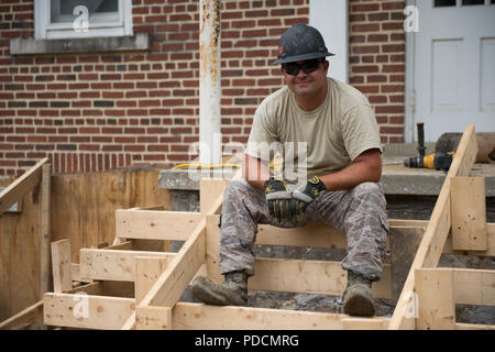 Il personale Sgt. Jack Simonds, un pompiere assegnato a 124Ingegnere Civile Squadron, Campo Gowen Boise, Idaho, posa per una foto mentre si lavora per la costruzione di scale e di una rampa per sedie a rotelle presso il West Virginia scuole per i sordi e ciechi, Romney, W. Va. Agosto 3, 2018. Gli aviatori hanno lavorato per rendere la scuola americana di associazione disabilità conforme come parte della preparazione innovativa di formazione. (U.S. Air National Guard photo by Staff Sgt. Skyla D. Bambino) Foto Stock