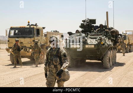 Un convoglio di veicoli si prepara a discostarsi l'unità di rotazione il Bivacco agosto 4 come parte a sostegno del 56th Stryker Brigade Combat Team durante la loro formazione rotazione 18-09 presso il National Training Center, Fort Irwin, ca. (US Army National Guard Foto di Sgt. Zane Craig) Foto Stock