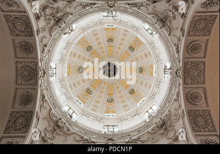 Cupola della chiesa Teatini a Monaco di Baviera, a basso angolo di visione Foto Stock