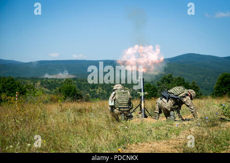 I soldati del Montenegro fire un 81mm mortaio durante l'esercizio di platino 18 Lion a Novo Selo Area Formazione, Bulgaria, 3 Agosto, 2018. Platinum Lion è un campo annuale di esercizio che rafforza le relazioni in una formazione congiunta ambiente, costruisce la comprensione della nazione partner tattiche, le tecniche e le procedure di intervento e aumenta l'interoperabilità con alleati e forze dei partner. (U.S. Marine Corps photo by Lance Cpl. Angelo D. Travis/rilasciato) Foto Stock