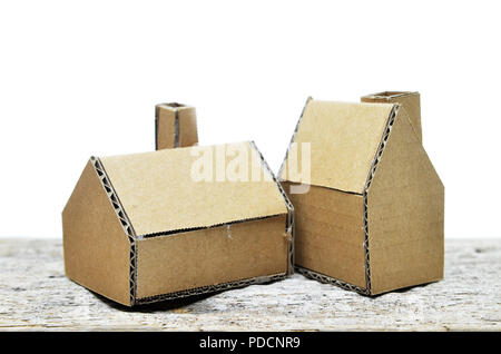 Casa di carta sulla piattaforma di legno e sfondo bianco Foto Stock