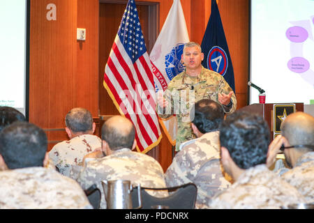 Il Mag. Marc Sauter, assistente di supporto antincendio coordinatore, U.S. Esercito centrale, discute di artiglieria cicli di targeting e il processo di integrazione a livello regionale Simposio di Artiglieria a Nashville, Tennessee, il 6 agosto 2018. Il simposio enhanced l'interoperabilità e la cooperazione dei partner regionali mediante la creazione di un forum aperto per nazioni partner per discutere sul campo le operazioni di artiglieria, pianificazione tattica e metodologie di esecuzione al fine di sviluppare in modo strategico l'uso di asset di artiglieria nel USARCENT area di operazioni. (U.S. Esercito foto di Sgt. Von Marie Donato) Foto Stock