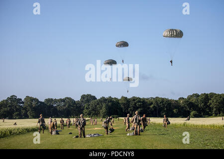 Paracadutisti scendere su Castello zona di caduta durante Leapfest presso la University of Rhode Island, West Kingston, R.I., e il Agosto 5, 2018. Leapfest è il più grande e il più lungo in piedi, international static line parachute evento di formazione e competizione ospitata dalla 56th squadrone comando, Rhode Island esercito Guardia Nazionale per promuovere tecniche di alto livello e esprit de corps entro il International Airborne comunità. (U.S. Esercito foto di Sgt. Giuseppina Carlson) Foto Stock