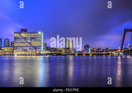 Rotterdam, Paesi Bassi, 13 Gennaio 2016: il downtown waterfront tra Willemswerf e ponte Willems durante il blu ora prima dell'alba Foto Stock