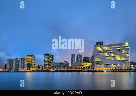 Rotterdam, Paesi Bassi, 13 Gennaio 2016: Boompjes viale lungo il fiume Nieuwe Maas durante il blu ora prima dell'alba Foto Stock