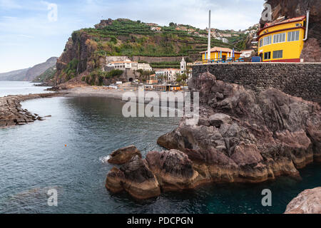 Il paesaggio costiero di Ponta do Sol, isola di Madeira, Portogallo Foto Stock