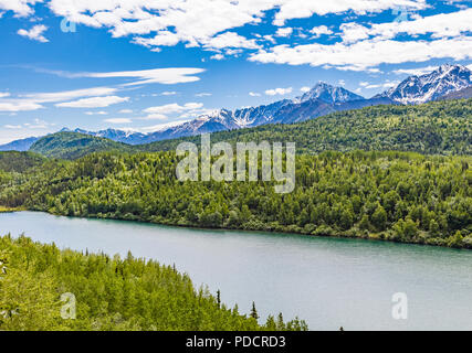 Lago lungo la Glenn Highway tra ancoraggio e Glennallen in Alaska Foto Stock