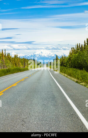 Dritte sezione liscia del Glenn autostrada tra ancoraggio e Glennallen Alaska con Wrangell montagne in distanza Foto Stock