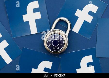 LONDON, Regno Unito - 8 agosto 2018: dati Facebook concetto di sicurezza. Un lucchetto a combinazione con Facebook social media logo Foto Stock