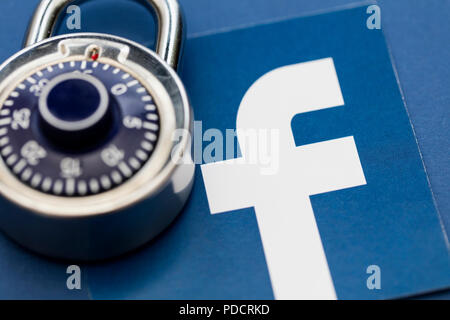 LONDON, Regno Unito - 8 agosto 2018: dati Facebook concetto di sicurezza. Un lucchetto a combinazione con Facebook social media logo Foto Stock