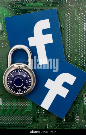 LONDON, Regno Unito - 8 agosto 2018: dati Facebook concetto di sicurezza. Un lucchetto a combinazione con Facebook social media logo Foto Stock