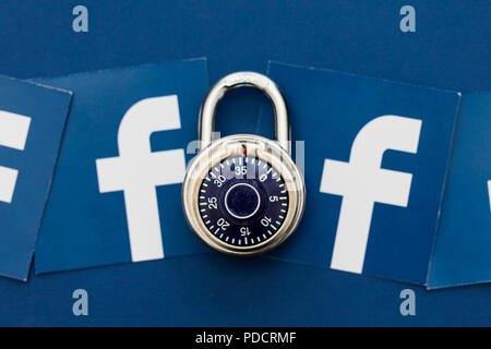 LONDON, Regno Unito - 8 agosto 2018: dati Facebook concetto di sicurezza. Un lucchetto a combinazione con Facebook social media logo Foto Stock