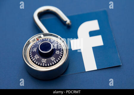 LONDON, Regno Unito - 8 agosto 2018: dati Facebook concetto di sicurezza. Un lucchetto a combinazione con Facebook social media logo Foto Stock