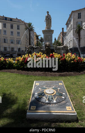 Statua di Napoleone Bonaparte vestito come un Imperatore Romano intorno a quattro leoni che circonda la fontana fontana di acqua al posto de Marechal Foch nel vecchio Foto Stock